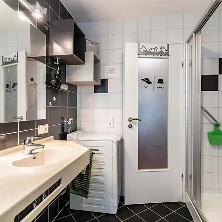 Haus Ursula בית הארחה 3*